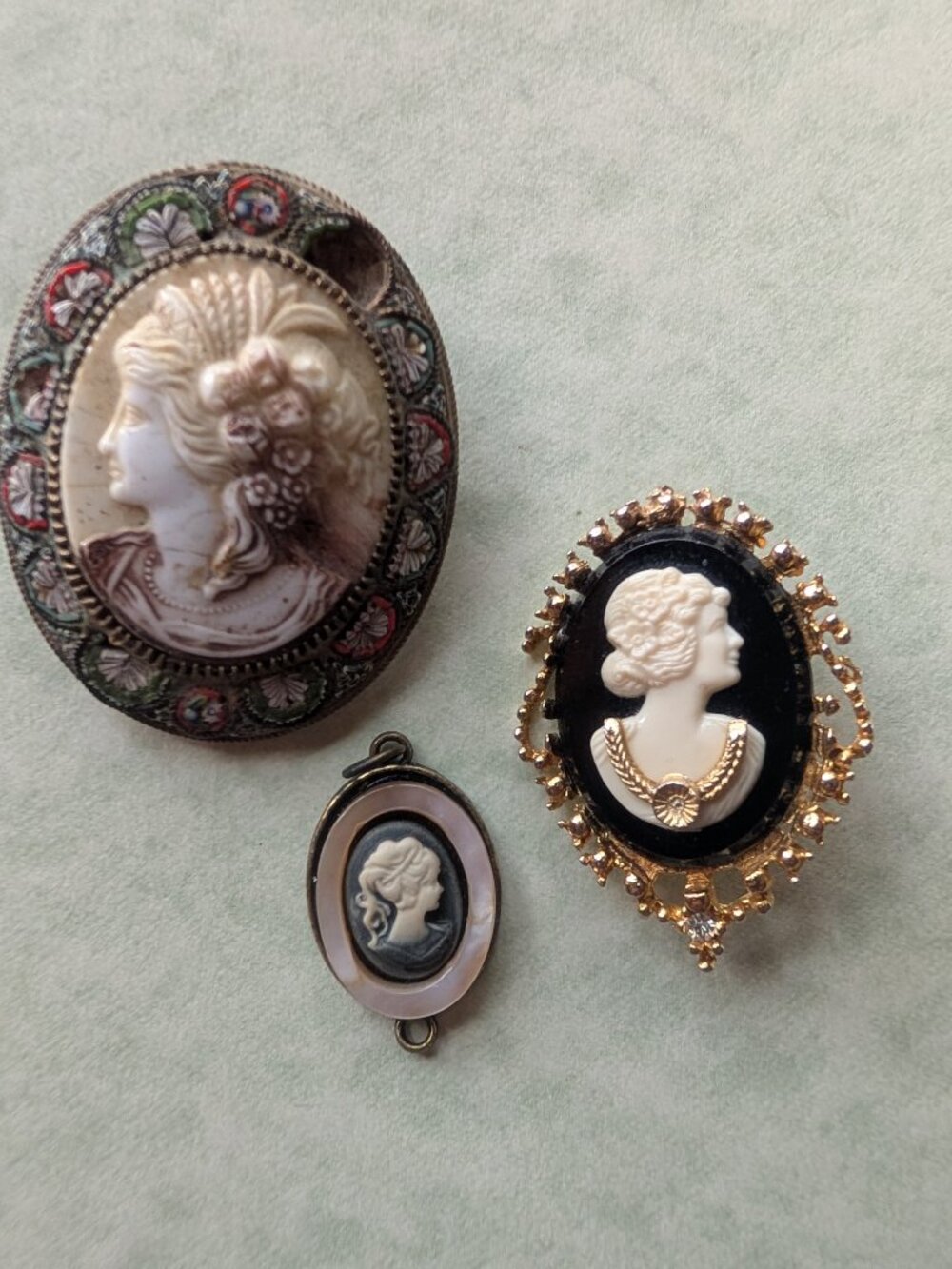 3  VINTAGE CAMEOS, TWO BROOCHES AND A PENDANT, SIDE FACING LADIES